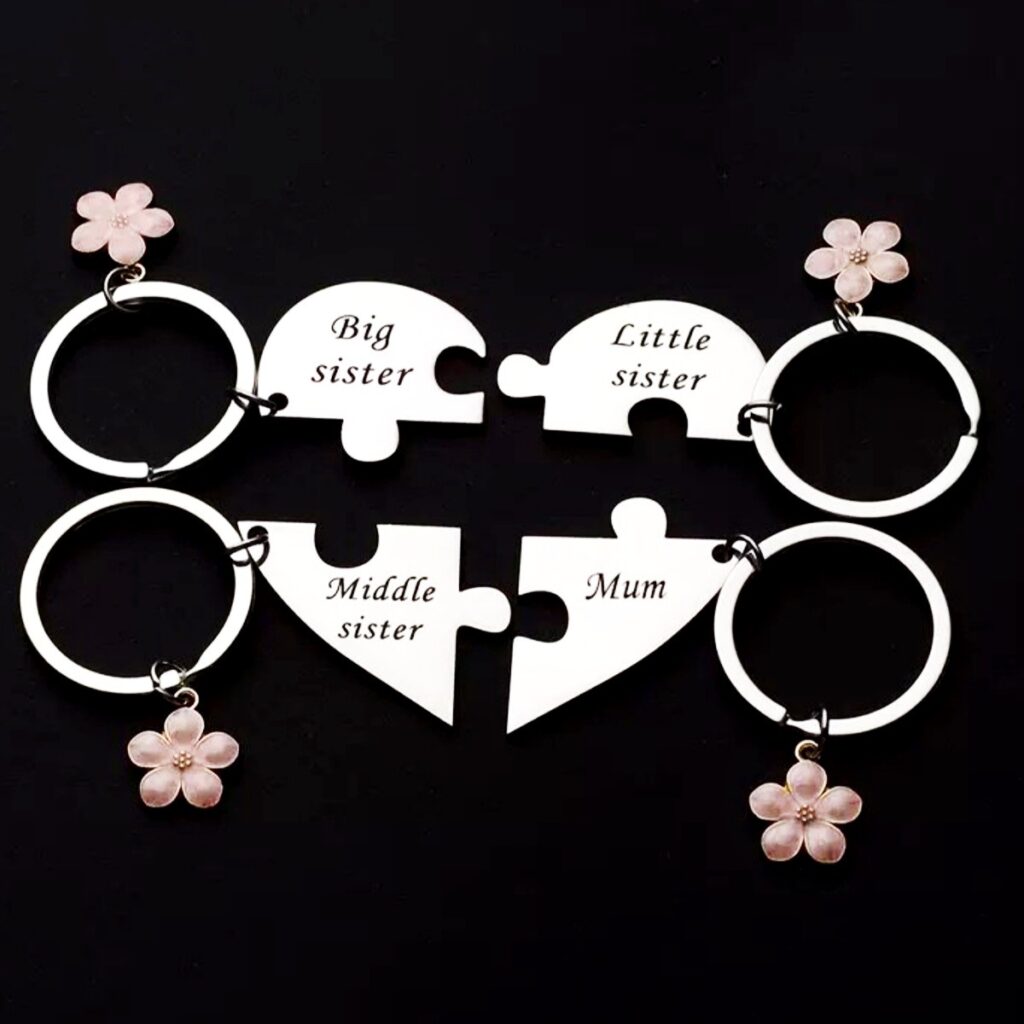Mother's Day Keychain Women's Rose Gold Engraved Flower Pendant Keychain Love Puzzle Keychain Set